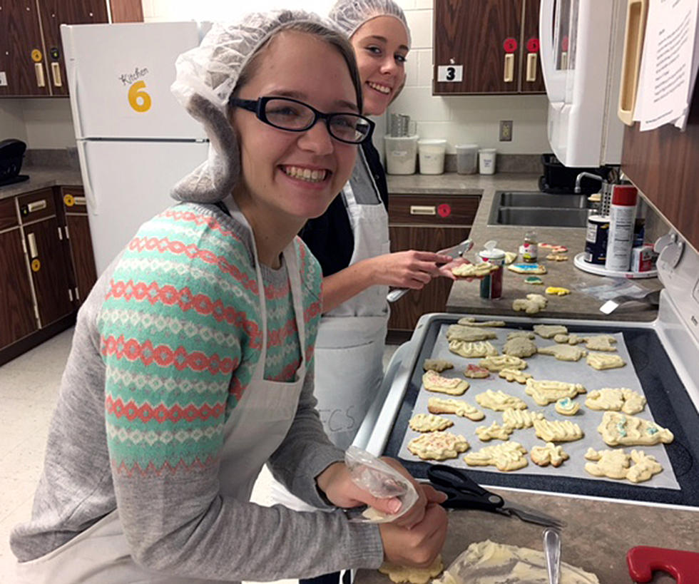 S-C Students Bake Cookies for Community Cafe’s Santa Night