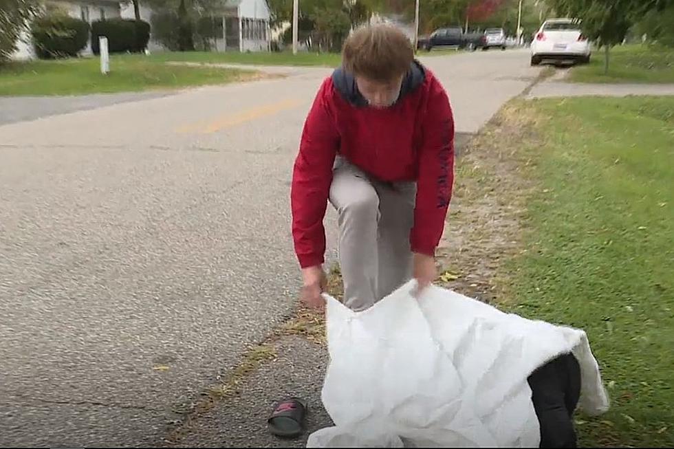 Flint Student Wears HAZMAT Suit to School to Avoid Bedbugs [VIDEO]