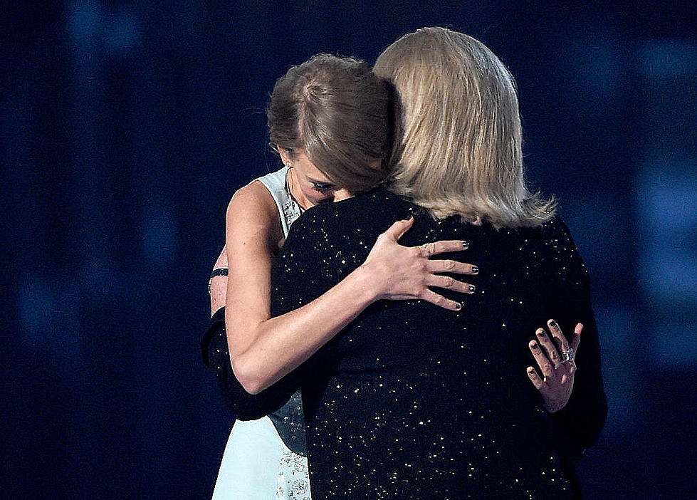 Taylor Swift Reveals that her Mom has a Brain Tumor