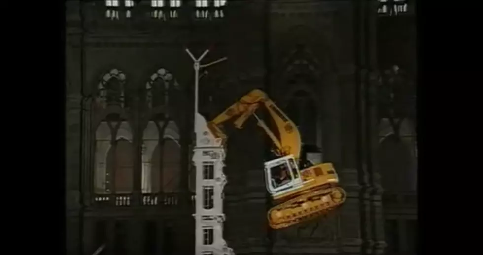 Excavator Lifts Itself to Top of Tower [VIDEO]