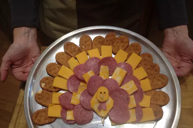 Make a Turkey Meat and Cheese Tray in Under Two Minutes [VIDEO]