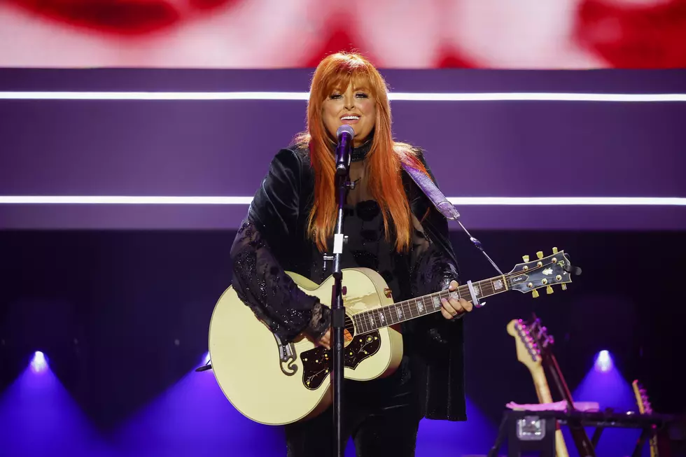 Did Wynonna Judd Fall on Stage During Sioux Falls Concert?