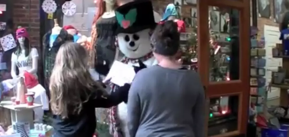 Snowman Shopping Scare [VIDEO]