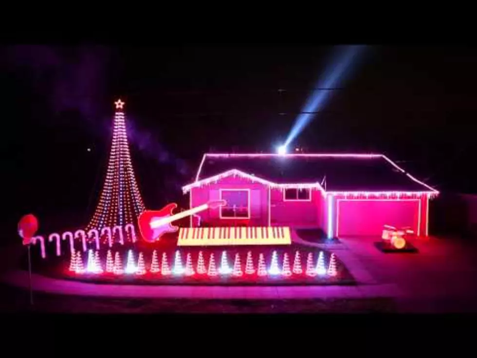 Does Santa Stop in Mos Eisley? See Christmas Lights Synced to the Star Wars Theme