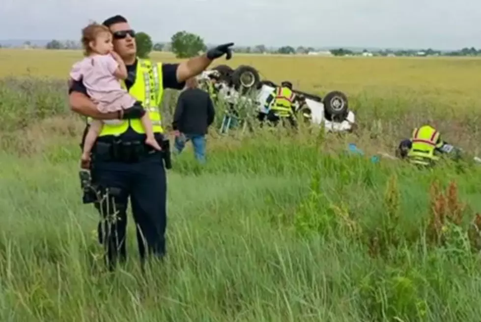 Police Officers Sings to Comfort Toddler After Car Accident