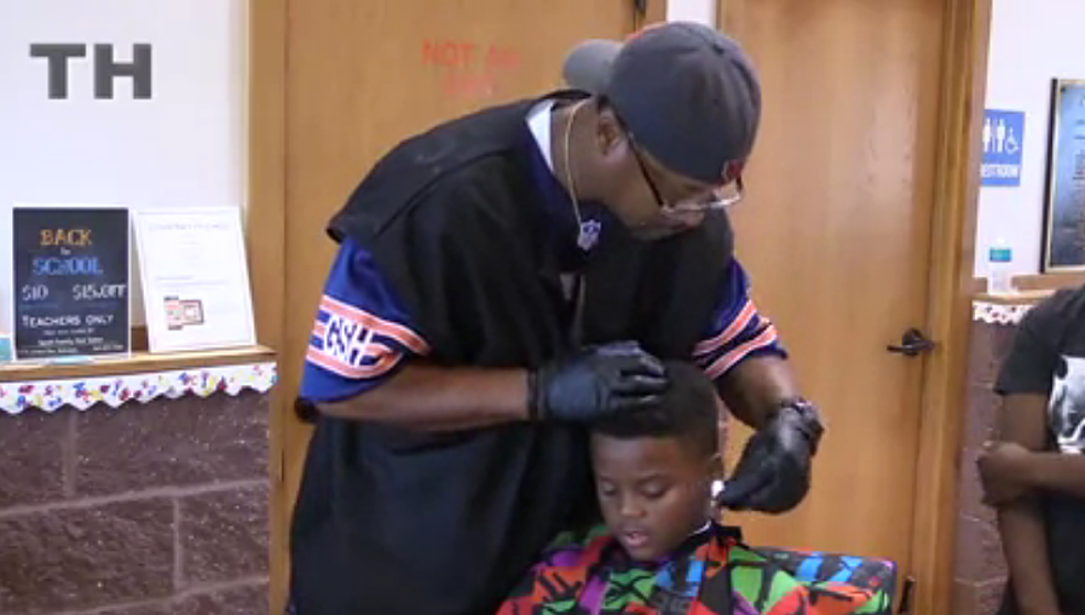 Iowa Barber Gives Haircuts to Children in Exchange for Them Reading Stories to Him