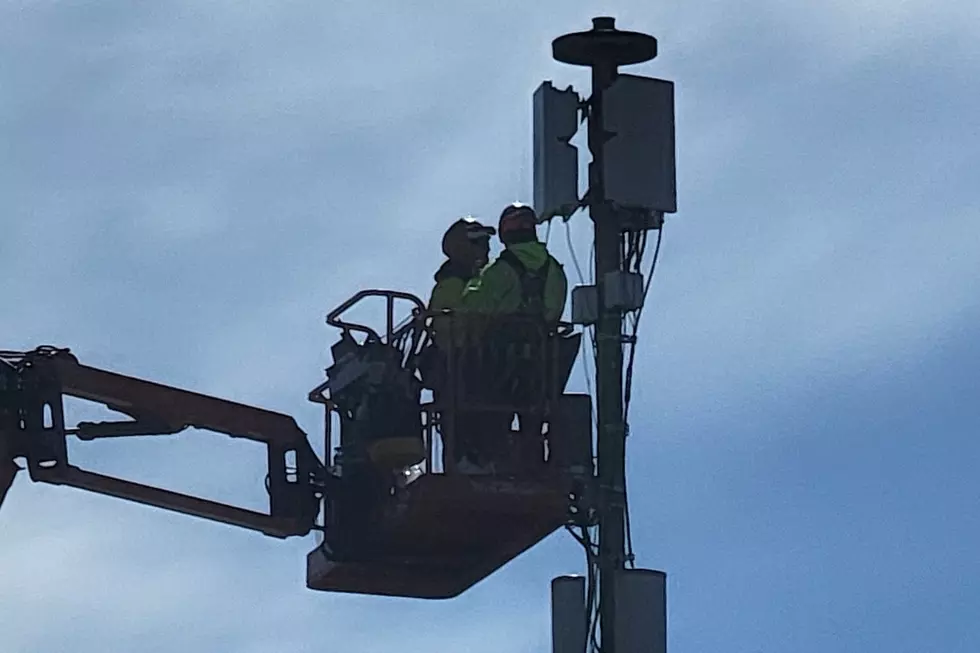 Sioux Falls Cell Tower Workers Get UP there!