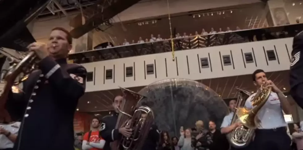Watch the Air Force Band Flash Mob Guests at the Smithsonian