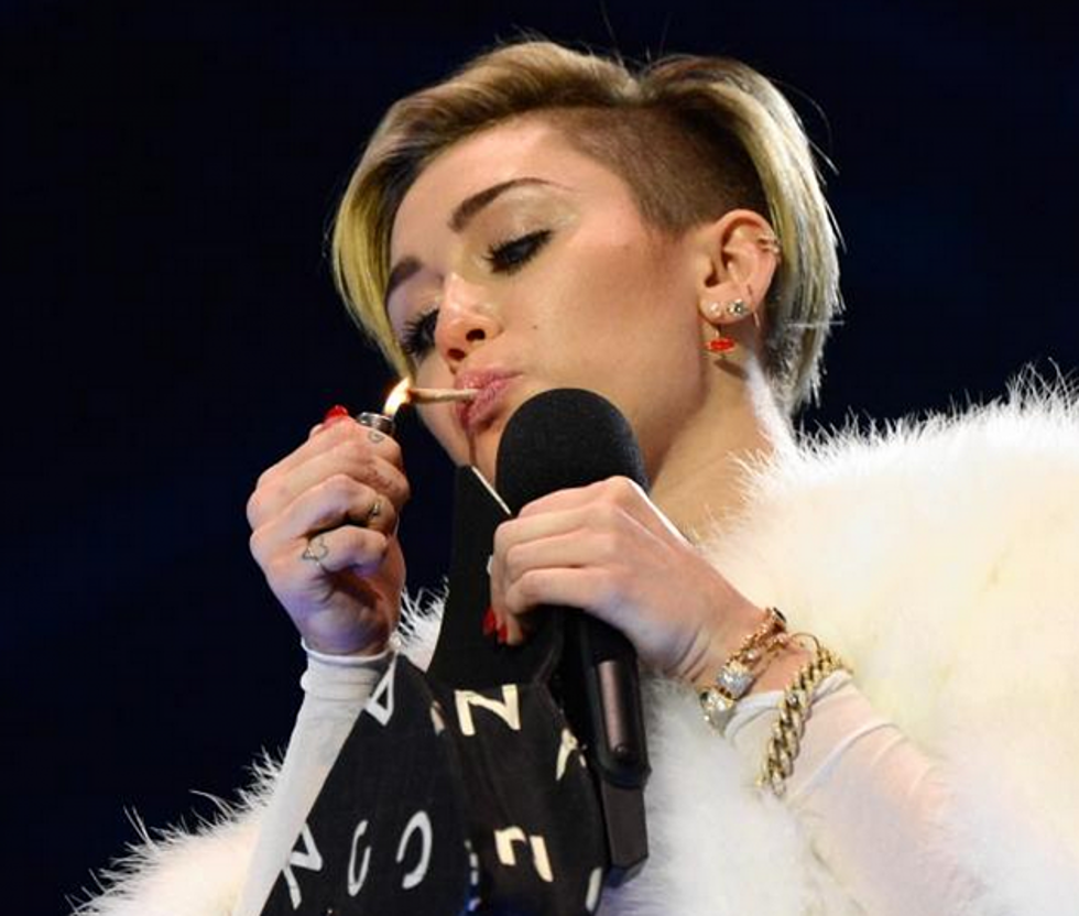 Miley Cyrus Smoking Pot Live On-Stage at MTV EMA&#8217;S [VIDEO]