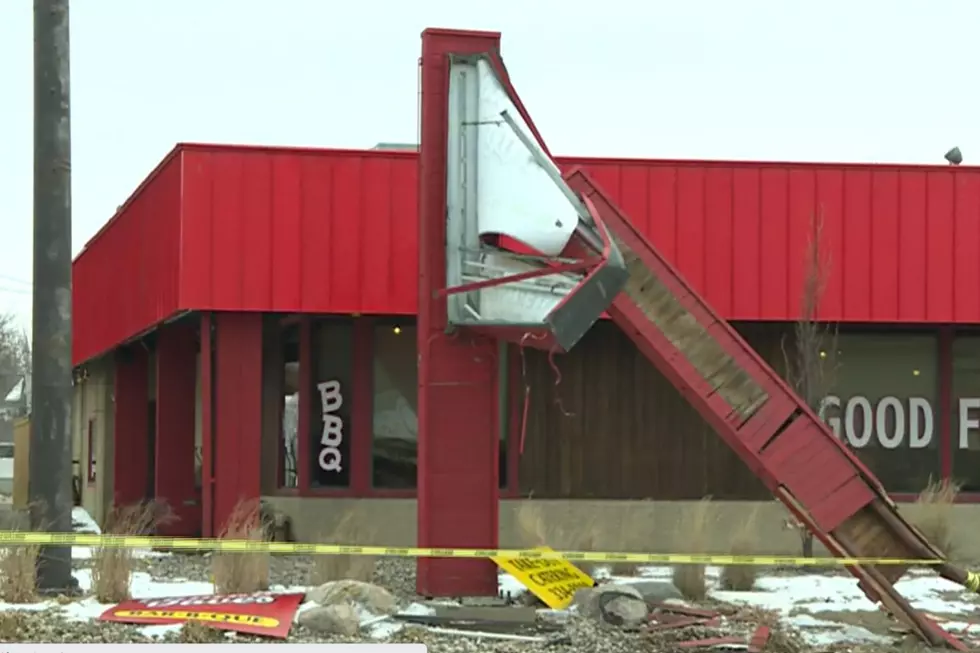 Driver Hits Sioux Falls Famous Dave’s BBQ Sign Wednesday Morning