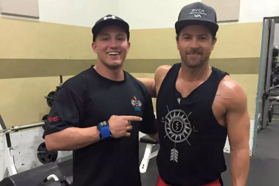 Kip Moore Lifting Weights At Golds Gym In Bangor