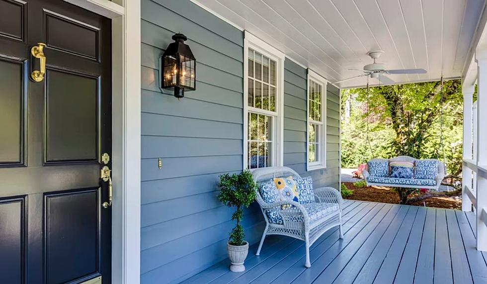 Hey Maine &#8211; Here&#8217;s What A Green Porch Light Means