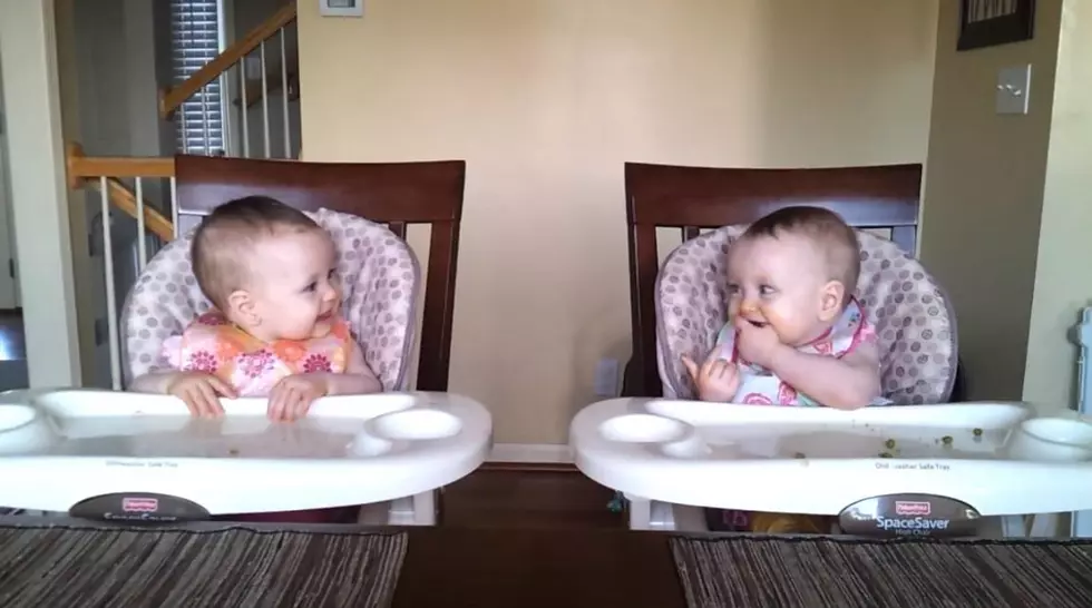 Twin Babies Dance to Dad Playing the Guitar [VIDEO]