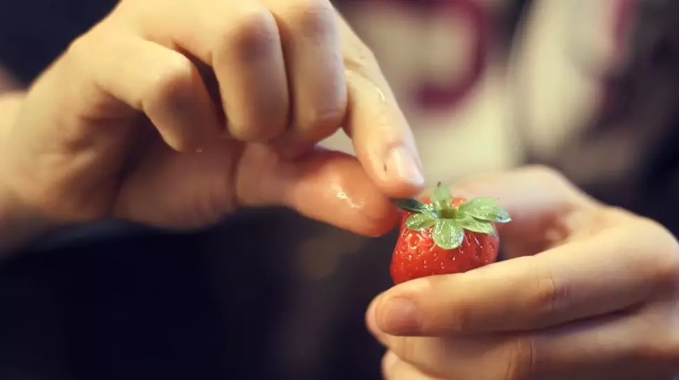 How to Shuck Strawberries [VIDEO]