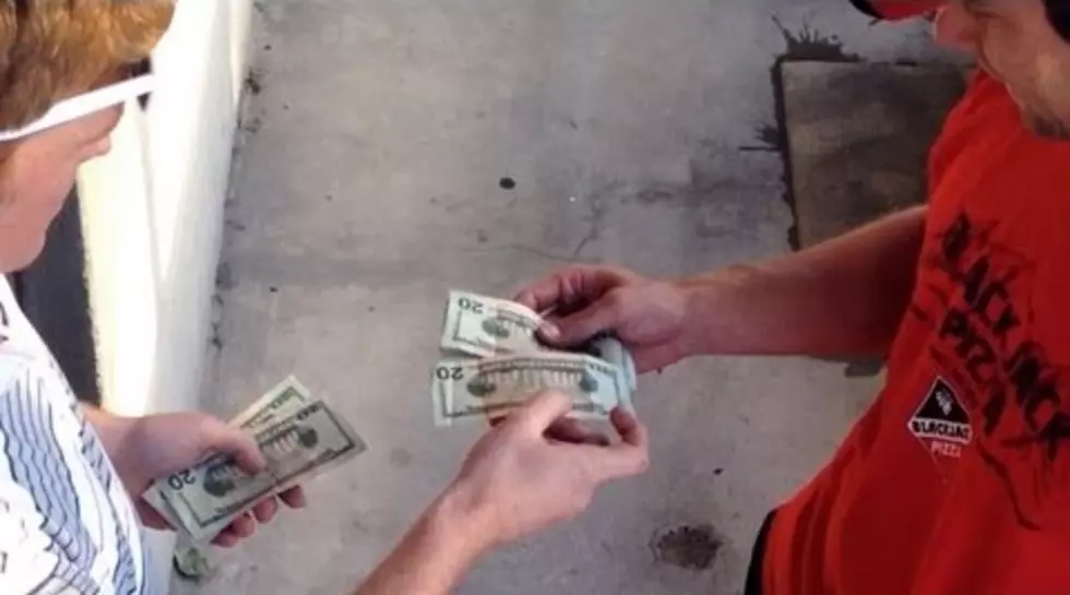 Watch This Amazing Way to Tip a Pizza Guy [VIDEO]