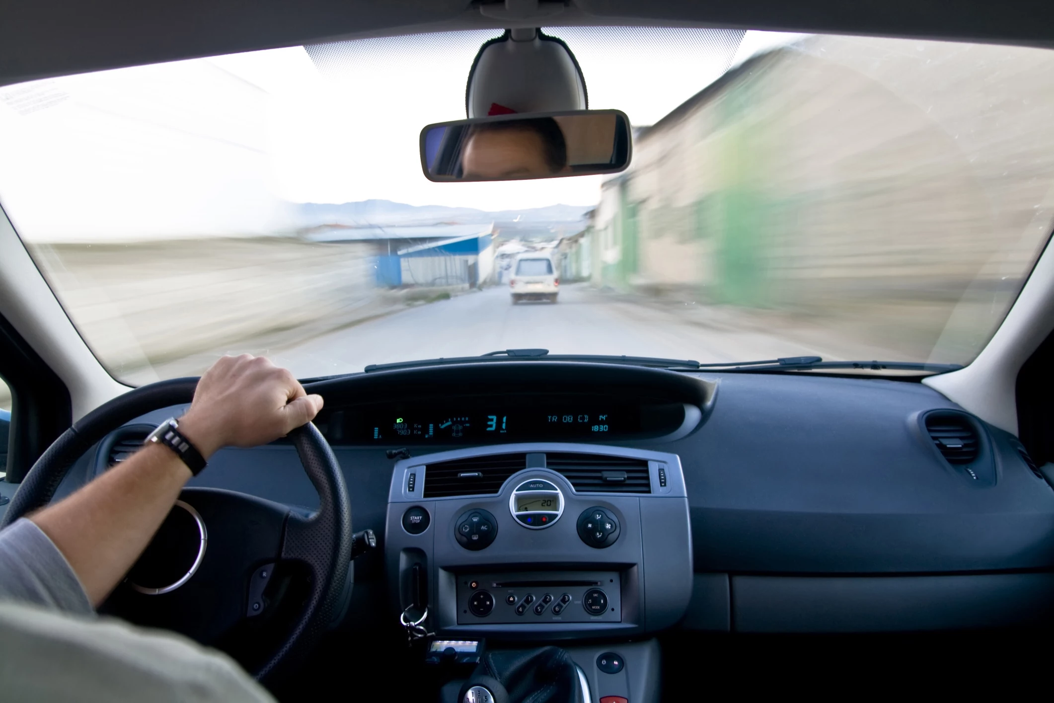 Пассажирка разглядывая карту в машине дрочит член водителя от первого лица