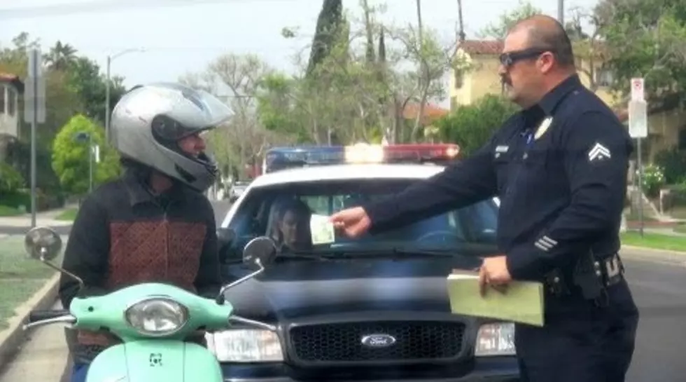 Cop Pulls People Over to Reward Them for Good Driving [VIDEO]