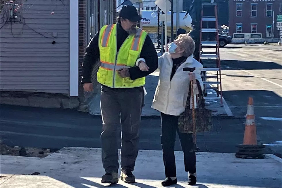 Sweet Random Act of Kindness by Maine City Worker Brings a Smile
