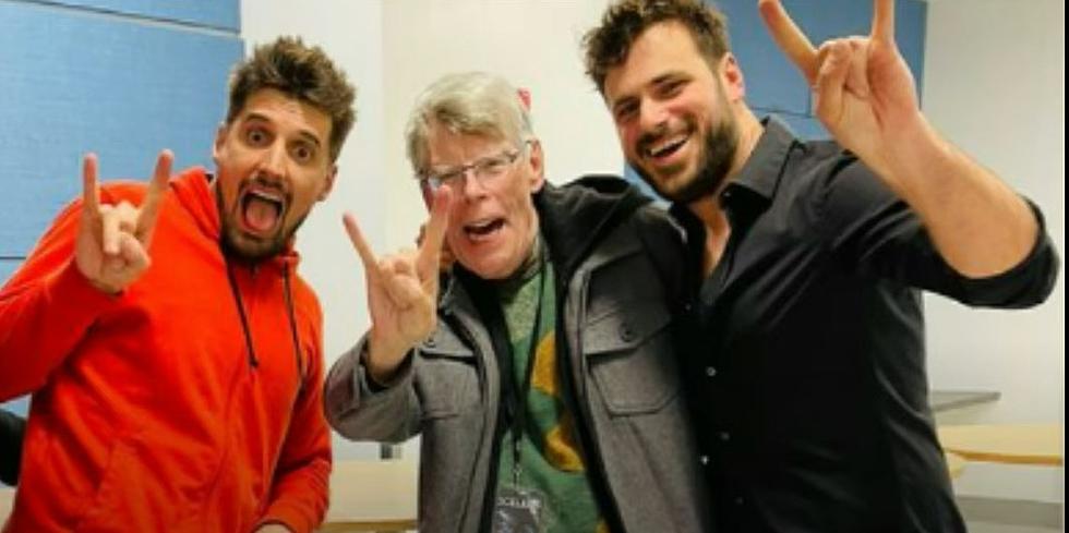 Stephen King Hangs Out Backstage At A Concert In Boston