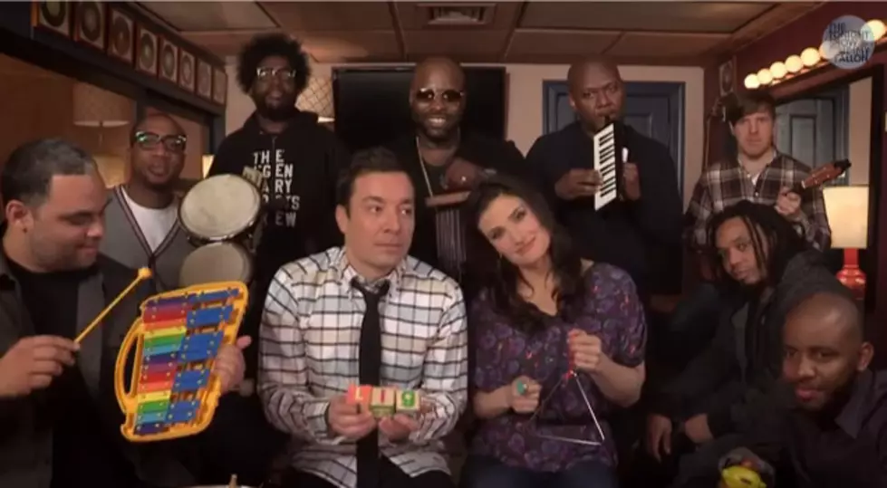Jimmy Fallon, Idina Menzel &#038; The Roots Sing &#8220;Let It Go&#8221; (Video)