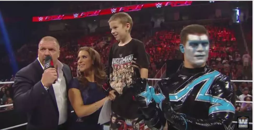 WWE Signs Elijah [VIDEO]