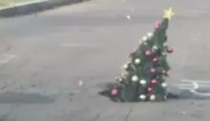 PA Residents Draw Attention to Pothole by Filling It With Christmas Tree