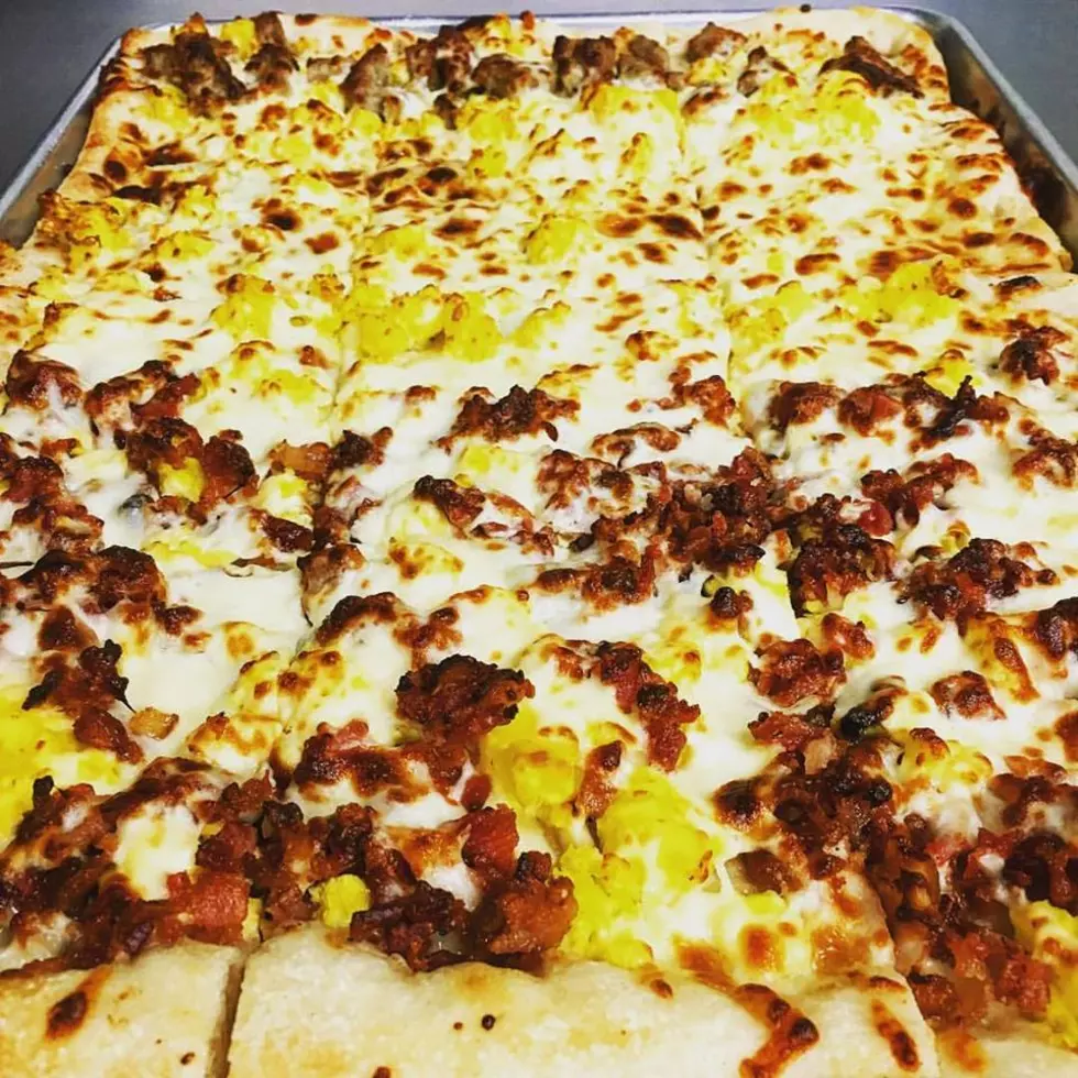 World Goes Crazy Over ‘Breakfast Pizza’ Like It’s a New Thing, but We Know Differently