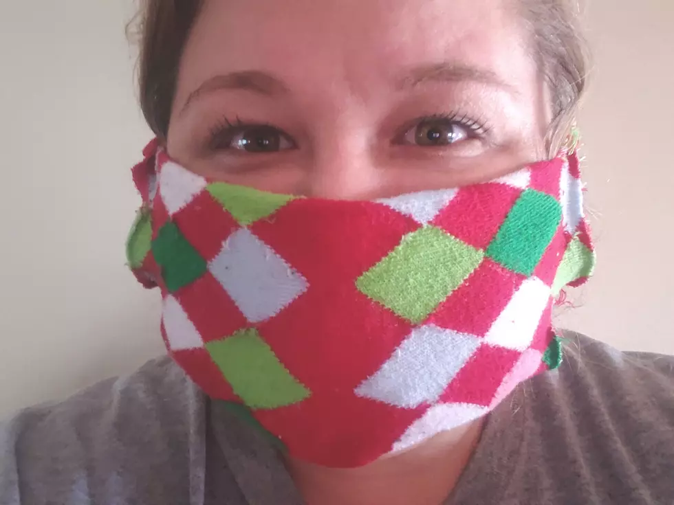 Make Your Own No-Sew Sock Mask in Three Minutes Flat [PHOTOS]
