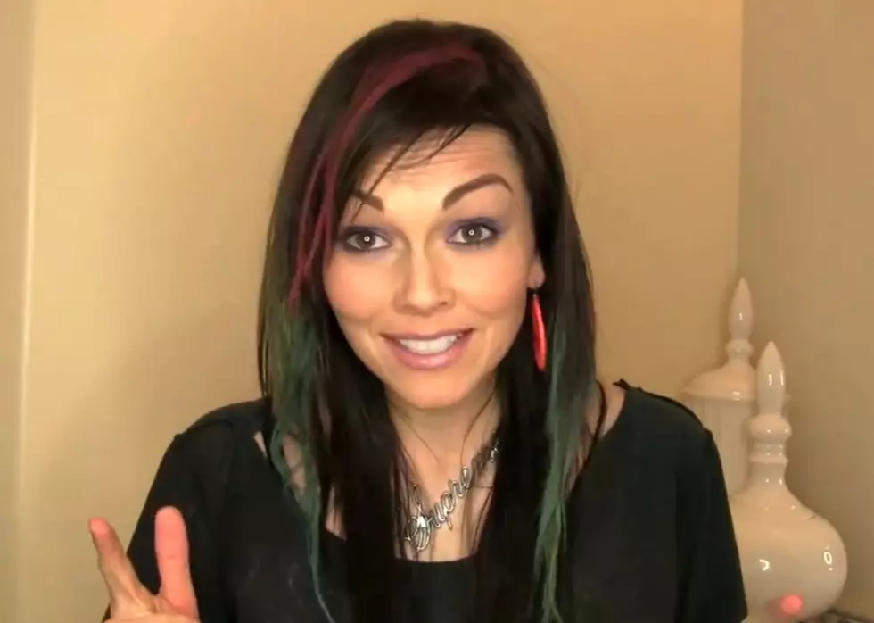Hair Chalking Is The Latest Trend – How To Chalk Color Your Hair [VIDEO]