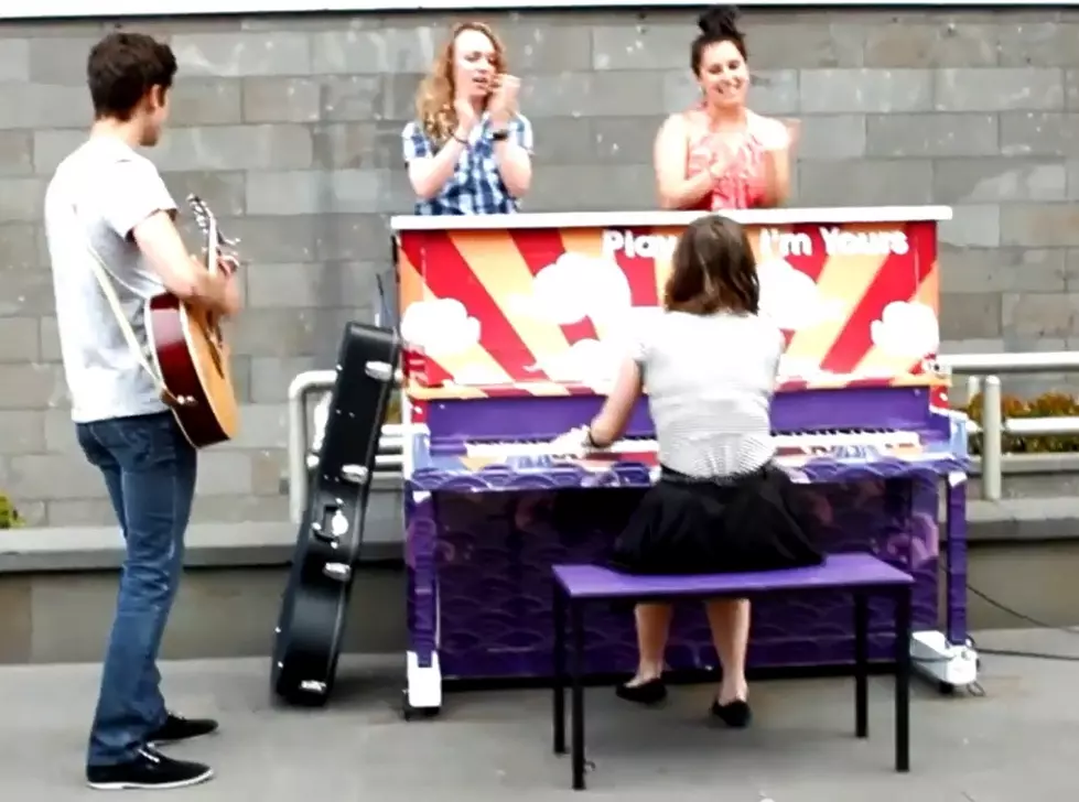 Street Piano Performance of Pharrell Williams’ ‘Happy’ in Melbourne [VIDEO]