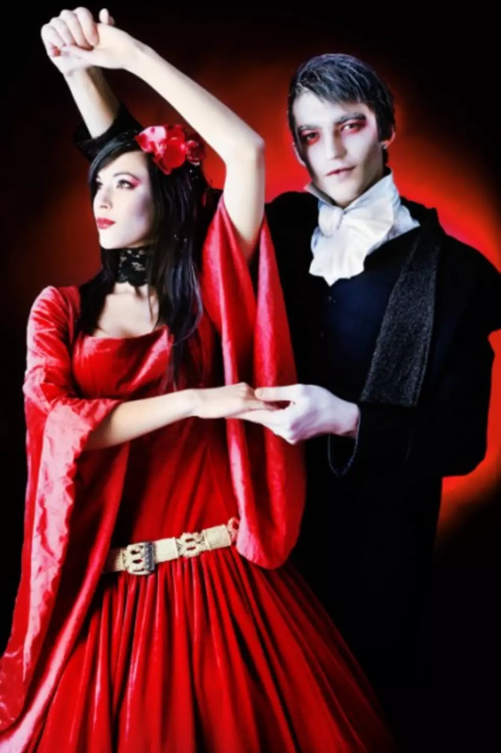 Half Light Theatre Performs &#8216;Dracula The Musical&#8221; At The Roberson Mansion