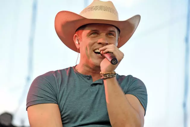 You Won&#8217;t Believe Who Dustin Lynch is Hooking Up With!