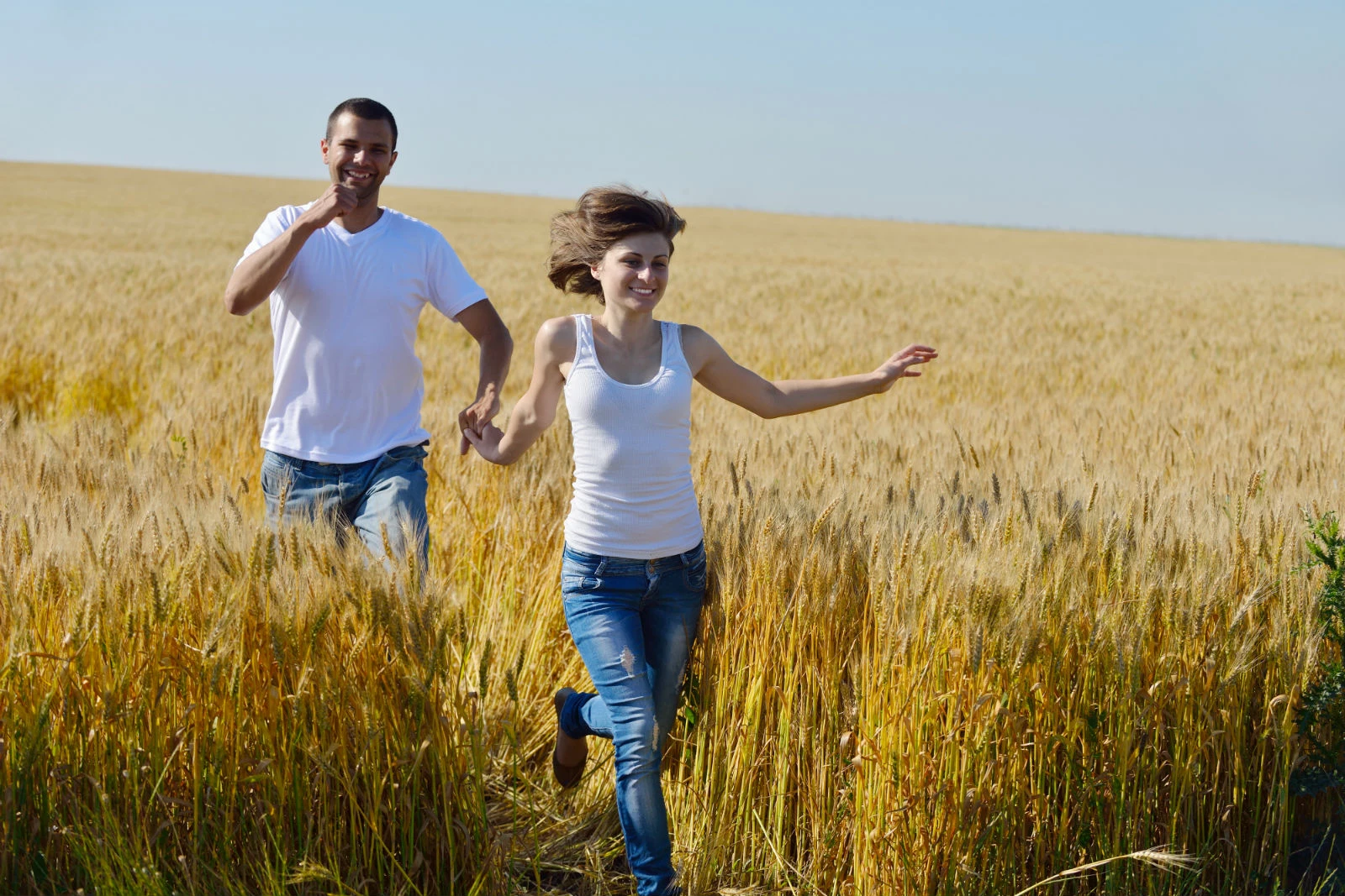 Фотосессия пары в пшеничном поле