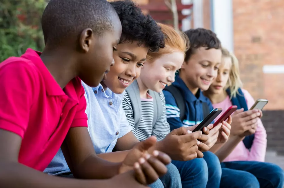 Colorado School District May Ban Middle School Cellphone Use