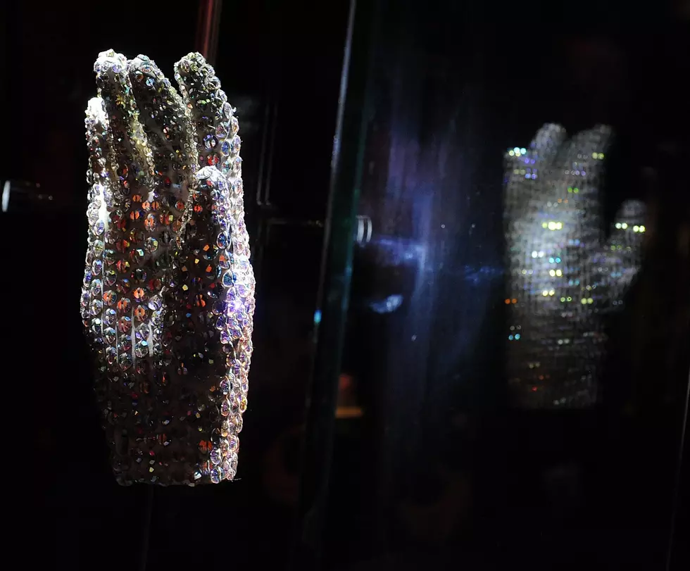 Michael Jackson’s Famous “Victory Tour” Glove Up For Auction In Texas