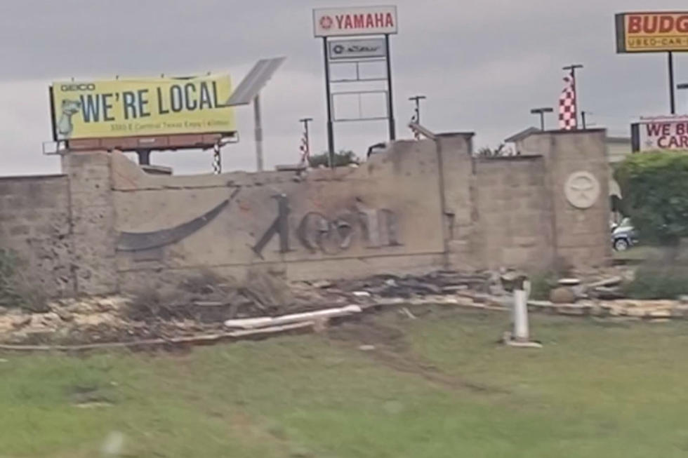 A Distracted Driver Died After Running Into the Welcome to Killeen Sign
