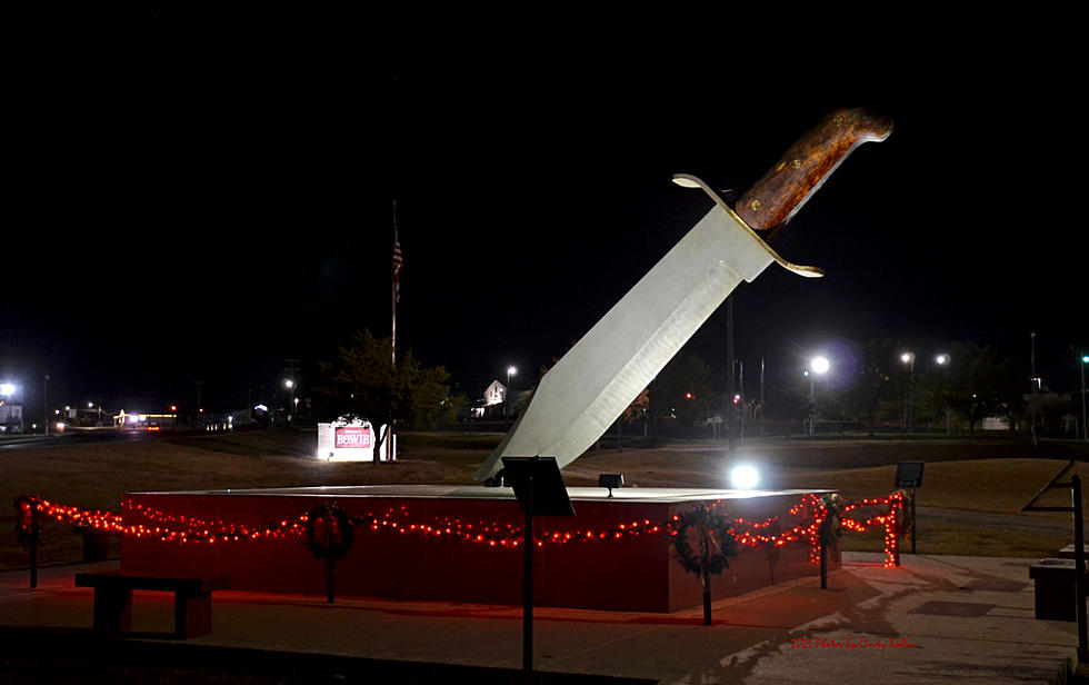 World’s Largest Bowie Knife Is Here in Texas and is Holiday Ready