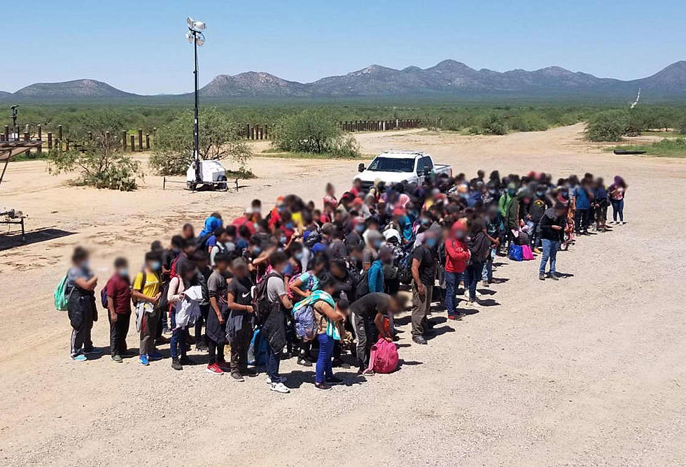 Grupo de 300 niños migrantes se entrega a la Patrulla Fronteriza en Arizona