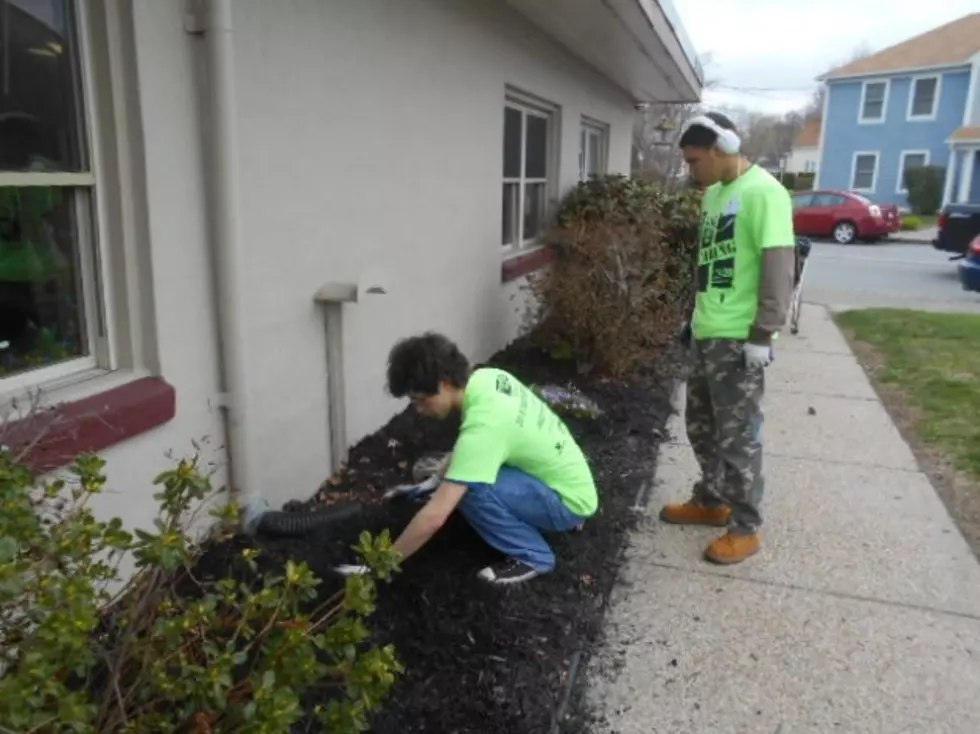 United Way Day Of Caring Keeps Teens Busy