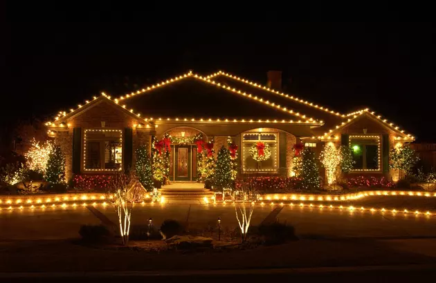Here&#8217;s the Easiest Way to Hang Your Christmas Lights This Season