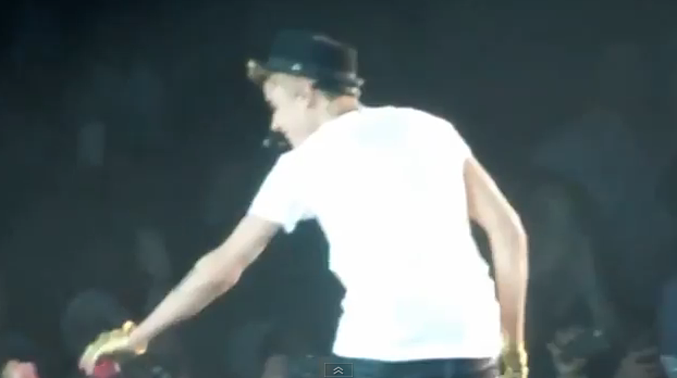 Justin Bieber Gets iPhones Thrown At Him At Madison Square Garden Show [VIDEO]