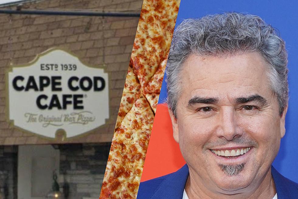 ‘Brady Bunch’ Star Christopher Knight Munches on Pizza in Brockton