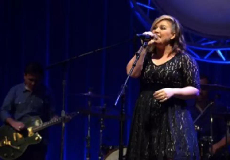 Kelly Clarkson Does A Rihanna Cover And It&#8217;s Spot On