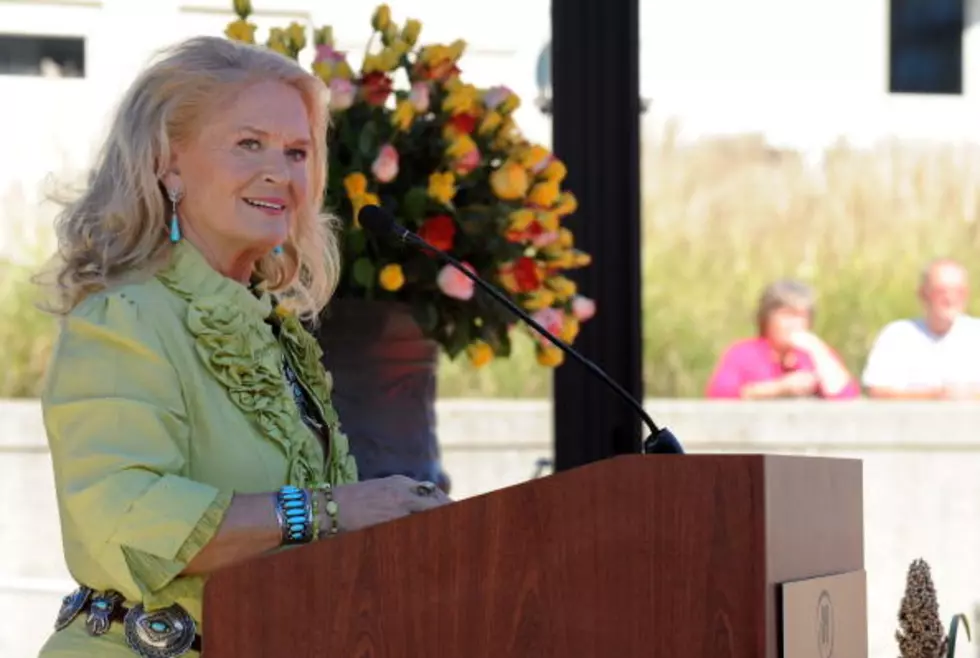 Classic Country Song of the Day – ‘Rose Garden’ by Lynn Anderson [VIDEO]