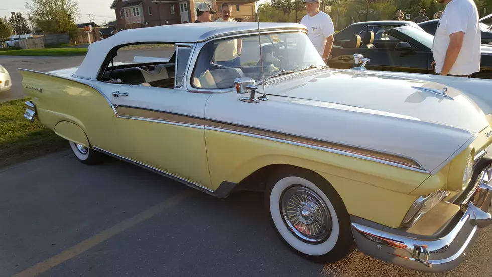 County Car Club Shows Off Their Classic Cars At Pat&#8217;s Pizza In Presque Isle