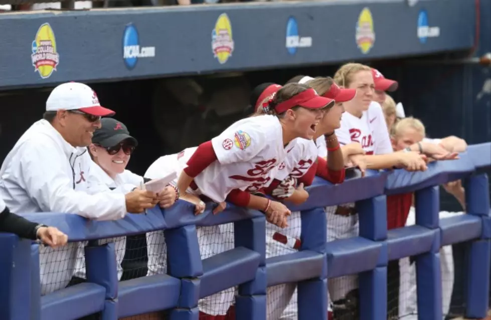 Softball Edges Out Oregon, 2-1, in WCWS Pitcher’s Duel