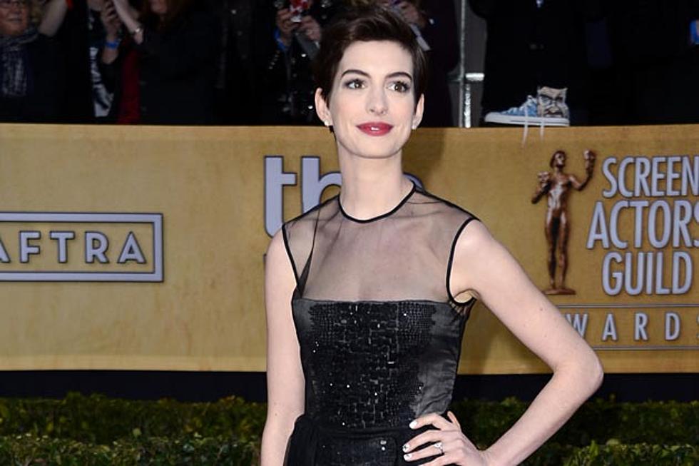 2013 SAG Awards Red Carpet Fashion &#8211; Anne Hathaway is Back in Black Giambattista Valli