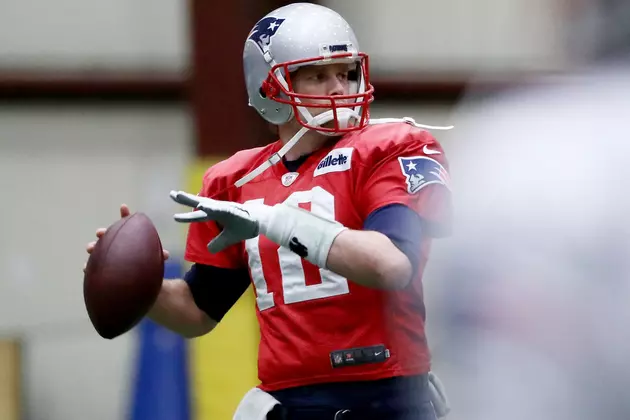 Brady Practices Without Glove [VIDEO]