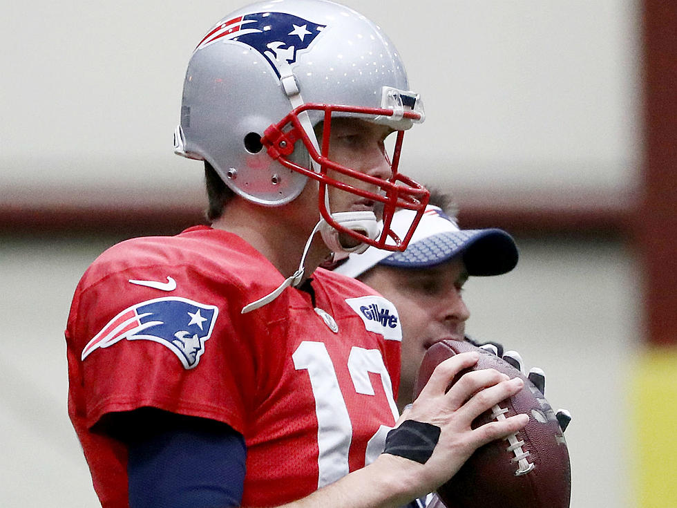 Brady Practices Without Glove [VIDEO]