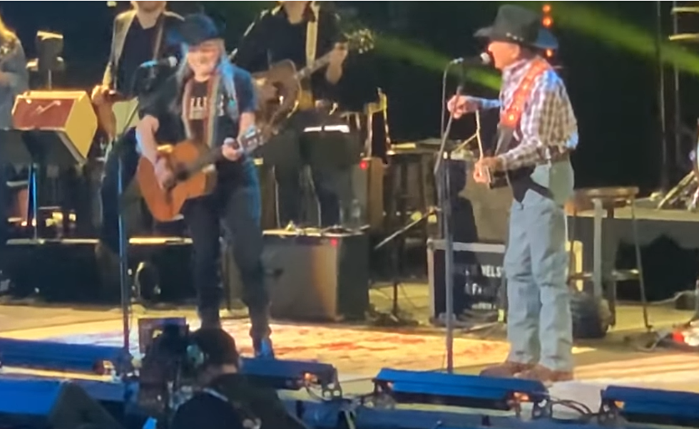 Willie Nelson & George Strait Perform ‘Sing One With Willie’